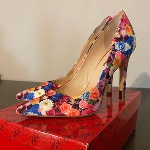 Guess floral multi colored pointed heels size 7 37
